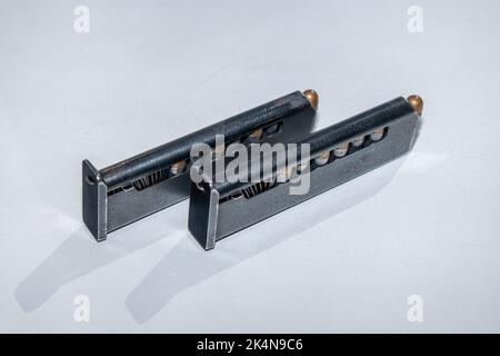 due clip con cartucce per una pistola makarov da 9mm mm Foto Stock