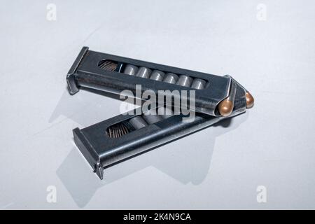 due clip con cartucce per una pistola makarov da 9mm mm Foto Stock