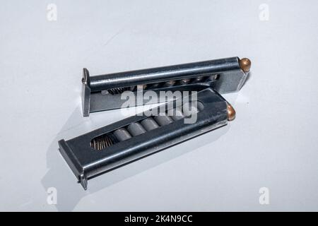 due clip con cartucce per una pistola makarov da 9mm mm Foto Stock