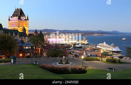 Quebec City e il fiume San Lorenzo con una nave da crociera al tramonto, Canada Foto Stock