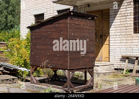 Alveare di legno nel cortile della casa primo piano Foto Stock