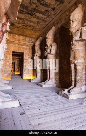 Abu Simbel, Assuan, Egitto. Febbraio 22, 2022. Colonne di Osiride nella Sala d'Ipostile del Grande Tempio di Ramesse II Foto Stock