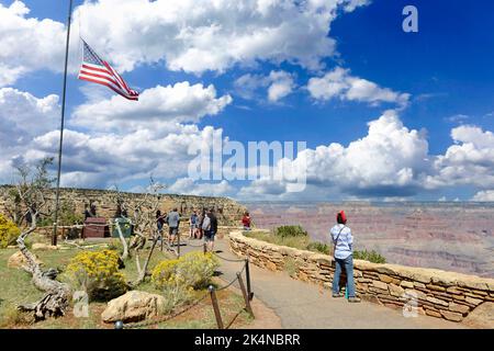 Vista del Grand Canyon South Rim da dietro l'El Tovar Hotel in Arizona Foto Stock