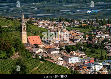 Il villaggio di Termeno an der Weinstraße, in Alto Adige, regione viticola di Gewürztraminer, Italia, Foto Stock