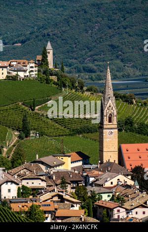 Il villaggio di Termeno an der Weinstraße, in Alto Adige, regione viticola di Gewürztraminer, Italia, Foto Stock