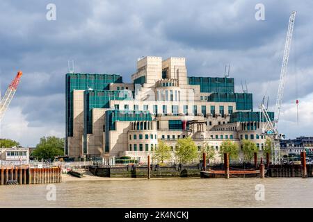 Londra, Inghilterra - 22.04.2022: Secret Intelligence Service Building, noto come MI6, girato in un James Bond Moovie, situato sulla riva del Tamigi accanto al Ponte Vauxhall. Foto di alta qualità Foto Stock