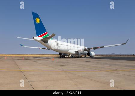 Windhoek, Namibia - 27 settembre 2018: Airbus aereo A330-200 della compagnia aerea nazionale della Namibia in preparazione alla partenza. Hosea Kutako interno Foto Stock