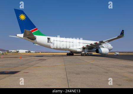 Windhoek, Namibia - 27 settembre 2018: Airbus aereo A330-200 della compagnia aerea nazionale della Namibia in preparazione alla partenza. Hosea Kutako interno Foto Stock