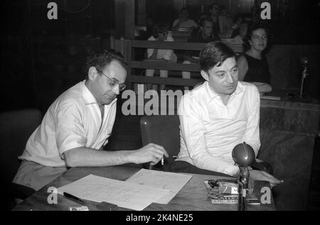I registi francesi Pierre Kast (a sinistra) e Jacques Doniol-Valcroze (a destra) al Mar del Plata Film Festival, marzo 1960 Foto Stock