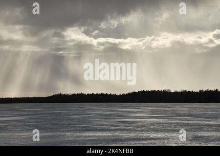 Pioggia invernale sul lago in lontananza Foto Stock