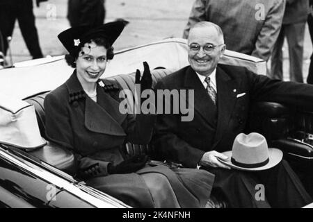 Truman e la principessa Elisabetta del Regno Unito guidano in una limousine aperta all'arrivo della principessa all'aeroporto nazionale di Washington ad Arlington, Virginia, attraverso il fiume Potomac da Washington, D.C., il 31,1951 ottobre. (USA) Foto Stock