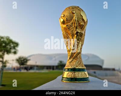 Trofeo della Coppa del mondo FIFA sullo sfondo dello stadio al Janoub in Qatar. Foto Stock