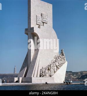 MONUMENTO A LOS DESCUBRIMIENTOS O DESCUBRIDORES - SIGLO XX - FOTO AÑOS 60. AUTORE: JOSE ANGELO COTTINELLI 1897-? Y LEOPOLDO DE ALMEID. LOCALITÀ: MONUMENTO A LOS DESCUBRIMIENTOS. LISBOA. PORTOGALLO. Foto Stock