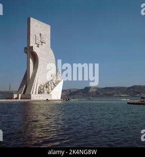 MONUMENTO A LOS DESCUBRIMIENTOS O DESCUBRIDORES - SIGLO XX - FOTO AÑOS 60. AUTORE: JOSE ANGELO COTTINELLI 1897-? Y LEOPOLDO DE ALMEID. LOCALITÀ: MONUMENTO A LOS DESCUBRIMIENTOS. LISBOA. PORTOGALLO. Foto Stock