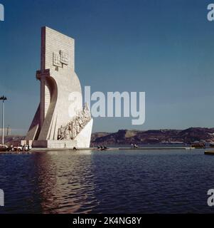 MONUMENTO A LOS DESCUBRIMIENTOS O DESCUBRIDORES - SIGLO XX - FOTO AÑOS 60. AUTORE: JOSE ANGELO COTTINELLI 1897-? Y LEOPOLDO DE ALMEID. LOCALITÀ: MONUMENTO A LOS DESCUBRIMIENTOS. LISBOA. PORTOGALLO. Foto Stock