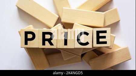 Parola di prezzo scritta con un cubo di legno su sfondo bianco Foto Stock