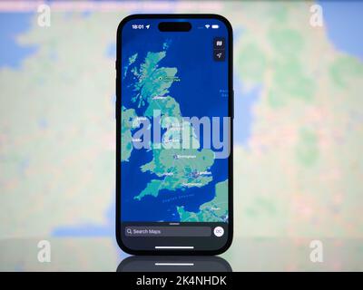 Galati, Romania - Ottobre, 03 2022: Mappe Apple con il Regno Unito su un iPhone 14 Pro. Apple Maps è un servizio che fornisce informazioni sulla geogra Foto Stock