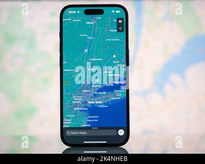 Galati, Romania - Ottobre, 03 2022: Mappe Apple con New York su un iPhone 14 Pro. Apple Maps è un servizio che fornisce informazioni geografiche Foto Stock