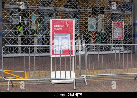 Londra UK, 1st ottobre 2022. Chiusa la stazione ferroviaria sud-orientale a Lewisham è chiusa. Foto Stock