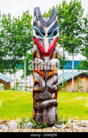 Totem Poles; Teslin Tlingit Heritage Centre Center; Teslin; Yukon; Territory Canada Foto Stock