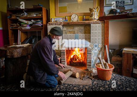 Londra, Regno Unito. Settembre 29 2022. L'uomo stava aprendo il suo camino in mattoni nel soggiorno in modo che potesse bruciare legno per rimanere caldo questo inverno. Foto Stock