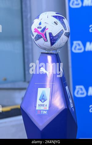 Reggio Emilia, Italia. 02nd Ott 2022. Mapei Stadium, 02.10.22 il logo della Serie A Tim e la palla della partita tra US Sassuolo e US Salernitana allo Stadio Mapei di Reggio Emilia, Italia Soccer (Cristiano Mazzi/SPP) Credit: SPP Sport Press Photo. /Alamy Live News Foto Stock