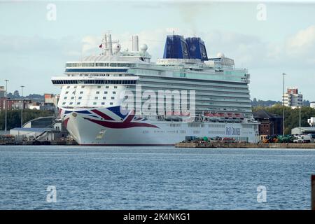 La nave da crociera P&o Brittania è ormeggiata al Queen Elizabeth Dock di Southampton Foto Stock