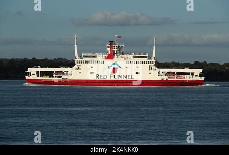 Red Funnel's Red Eagle Car e traghetto passeggeri navigano lungo Southampton Water Foto Stock