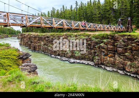 I visitatori del tour in ponte delle formazioni rocciose basaltiche; Miles Canyon; Whitehorse; Yukon Territories; Canada Foto Stock