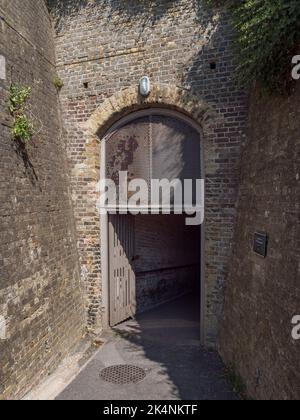 Ingresso al tunnel che conduce alle casemate della scogliera, nel Castello di dover, Kent, Regno Unito. Foto Stock