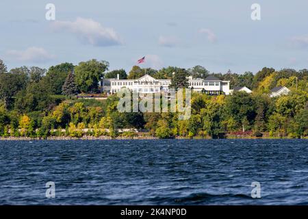 Il circolo in stile coloniale del 1898 del Minikahda Club privato e campo da golf presso il lago BDE Maka Ska a Minneapolis, Minnesota. Foto Stock