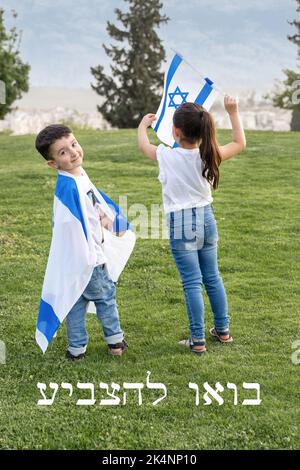 Testo ebraico, traduzione inglese-Vai al voto .Bambini giovani con bandiera israeliana. Vista posteriore Little Girl e Smile Boy senza volto con bandiera israeliana nel concetto di voto Park.Go. Elezioni legislative in Israele. Foto Stock