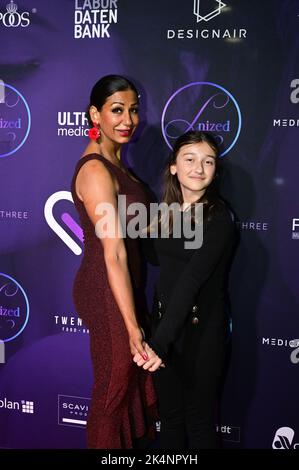 Achtung : Freigabe für das kind durch die Mutter, Helena ist auch in Bauer sucht Frau zu sehen. Bozena Mainas und Tochter Helena Mainas beim Grand ope Foto Stock