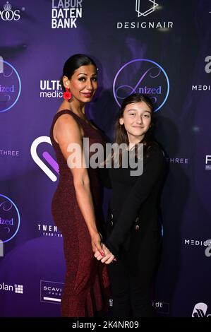 Achtung : Freigabe für das kind durch die Mutter, Helena ist auch in Bauer sucht Frau zu sehen. Bozena Mainas und Tochter Helena Mainas beim Grand ope Foto Stock