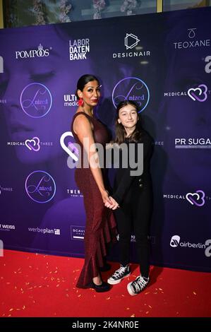 Achtung : Freigabe für das kind durch die Mutter, Helena ist auch in Bauer sucht Frau zu sehen. Bozena Mainas und Tochter Helena Mainas beim Grand ope Foto Stock