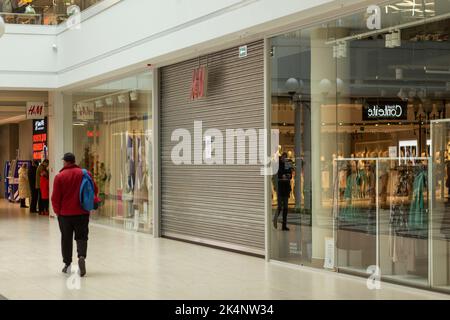 Grodno, Bielorussia - 06 aprile 2022: Chiuso il negozio HM nel centro commerciale Triniti. HM Group esce dalla Russia. I marchi globali di abbigliamento hanno fermato le attività commerciali Foto Stock