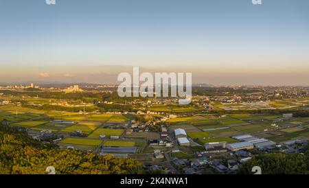 Vista panoramica aerea del sole tardo pomeriggio sulle risaie in campagna Foto Stock