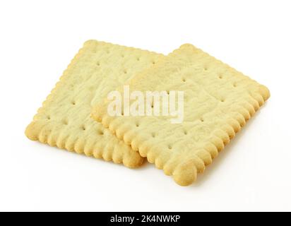 Due biscotti al tè di forma quadrata, isolati su sfondo bianco Foto Stock