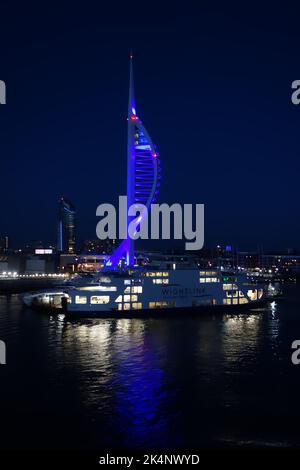 Lo skyline serale di Portsmouth al crepuscolo mostra la Emirates Spinnaker Tower, una torre di osservazione di 170 metri nel porto di Portsmouth, Hampshire, Inghilterra Foto Stock