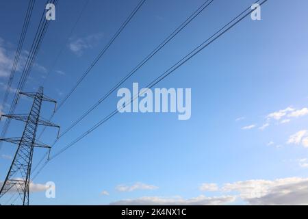 Elettricità pilone contro il cielo blu profondo con spazio per la copia Foto Stock