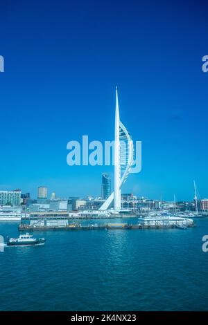 Lo skyline serale di Portsmouth al crepuscolo mostra la Emirates Spinnaker Tower, una torre di osservazione di 170 metri nel porto di Portsmouth, Hampshire, Inghilterra Foto Stock
