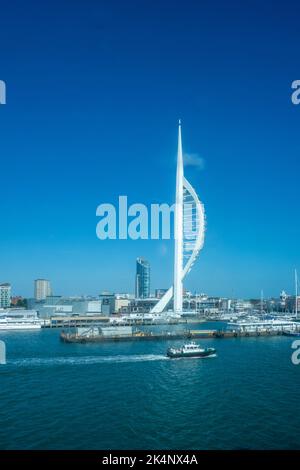 Lo skyline serale di Portsmouth al crepuscolo mostra la Emirates Spinnaker Tower, una torre di osservazione di 170 metri nel porto di Portsmouth, Hampshire, Inghilterra Foto Stock