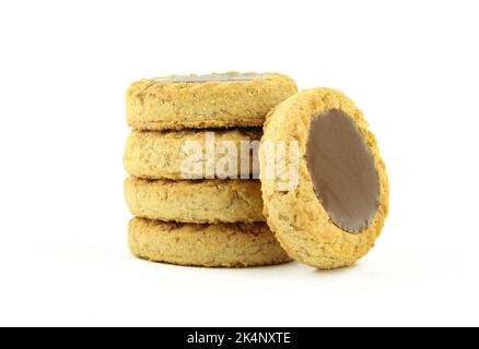 Mini biscotti con crostata al cioccolato. Pila di biscotti al cioccolato isolati su sfondo bianco Foto Stock