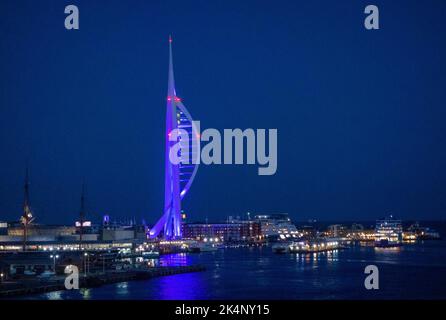 Lo skyline serale di Portsmouth al crepuscolo mostra la Emirates Spinnaker Tower, una torre di osservazione di 170 metri nel porto di Portsmouth, Hampshire, Inghilterra Foto Stock