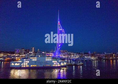 Lo skyline serale di Portsmouth al crepuscolo mostra la Emirates Spinnaker Tower, una torre di osservazione di 170 metri nel porto di Portsmouth, Hampshire, Inghilterra Foto Stock