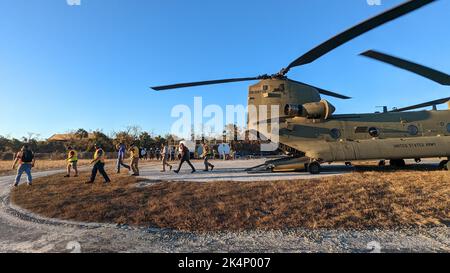 Una ricerca civile e uscita di salvataggio un elicottero CH-47F Chinook operato dai soldati della Guardia Nazionale dell'Esercito di New York assegnati a B Company, 3rd battaglione, 126th reggimento dell'aviazione durante una missione a Sanibel Island, Florida il 2 ottobre 2022. Sotto la direzione del governatore Kathy Hochul, la Guardia Nazionale di New York ha dispiegato 2 aerei CH-47F e 11 soldati per aiutare la Guardia Nazionale della Florida a rispondere alle distruzioni causate dall'uragano Ian. ( U.S. Army National Guard foto di Sgt. Samuel sacco) Foto Stock