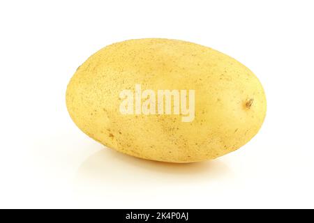 Patata biologica singola isolata su sfondo bianco Foto Stock