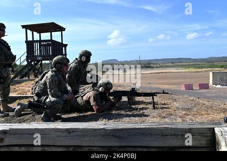 I guardiani della costa della Port Security Unit 307 mantengono la loro competenza sulle armi da fuoco mentre sono schierati nella Naval Station Guantánamo Bay, Cuba, il 27 giugno 2022. Durante i nove mesi di spiegamento, le operazioni di unità si sono concentrate sulla difesa marittima, fornendo più di 30.000 ore di protezione antiterrorismo e della forza sul litorale e sul litorale 24 ore su 24. U.S. Coast Guard foto di Lt. CMdR. Glenn Sanchez. Foto Stock