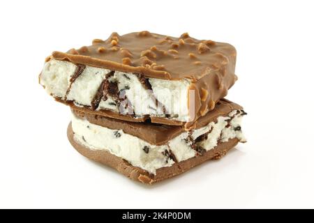 Due pezzi di gelato sandwich isolati su fondo bianco Foto Stock