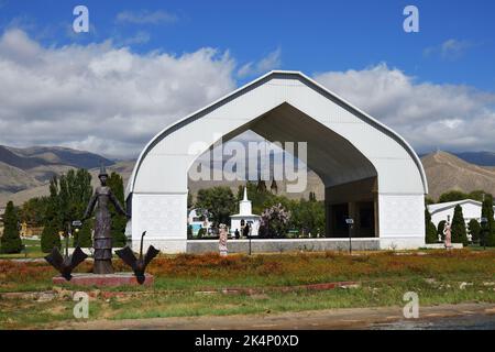 Cholpon-ATA, Kirghizistan — 14 settembre 2022: Complesso culturale Ruh Ordo che prende il nome dal famoso scrittore kirghizistan Chinghiz Aitmatov, lago Issyk Kul Foto Stock